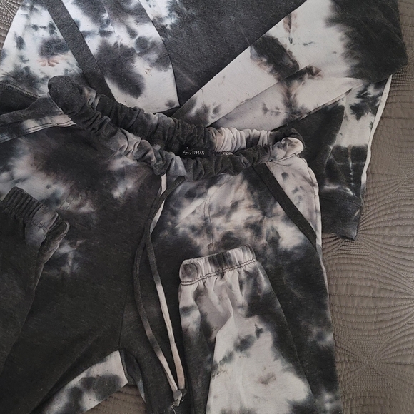 Tie dye, sweatshirt & capri pants - Picture 1 of 3